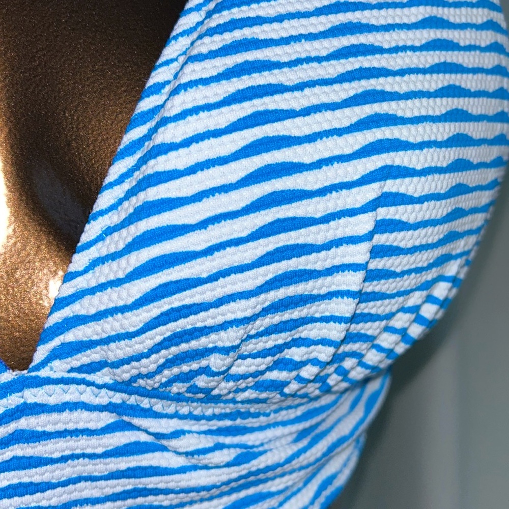 Tommy Bahama Swirl Tide reversible Bikini Top - Small - New! - Picture 7 of 8